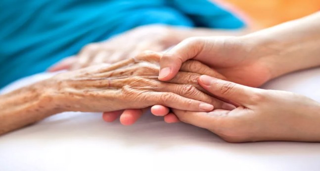 ما هي الرعاية التلطيفية ودورها في علاج مرضى السرطان